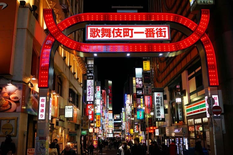 歌舞伎町のキャバクラと合わせて行きたい会員制ラウンジ